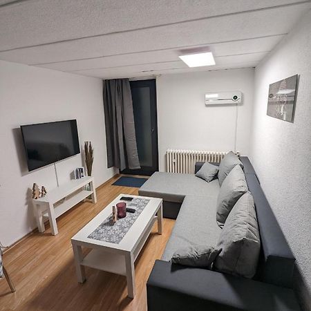Direkt An Der S-Bahn Gelegenes Gemutliches Souterrain Apartment Mit Privatem Zugang Тройсдорф Екстер'єр фото